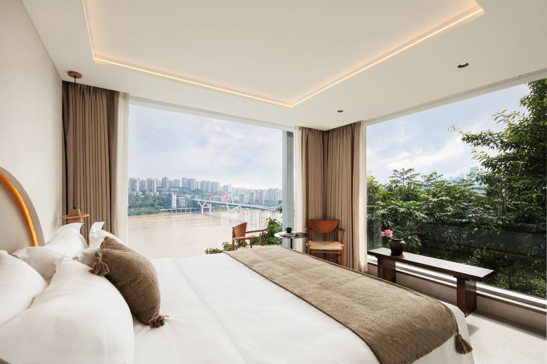 The Cliff Hotel by the Mountain