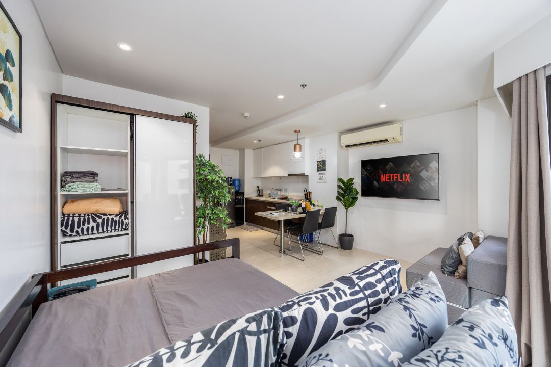 Studio for 5 at Tambuli Residences Garden View by Dominik Studio with Pool & Balcony in Mactan