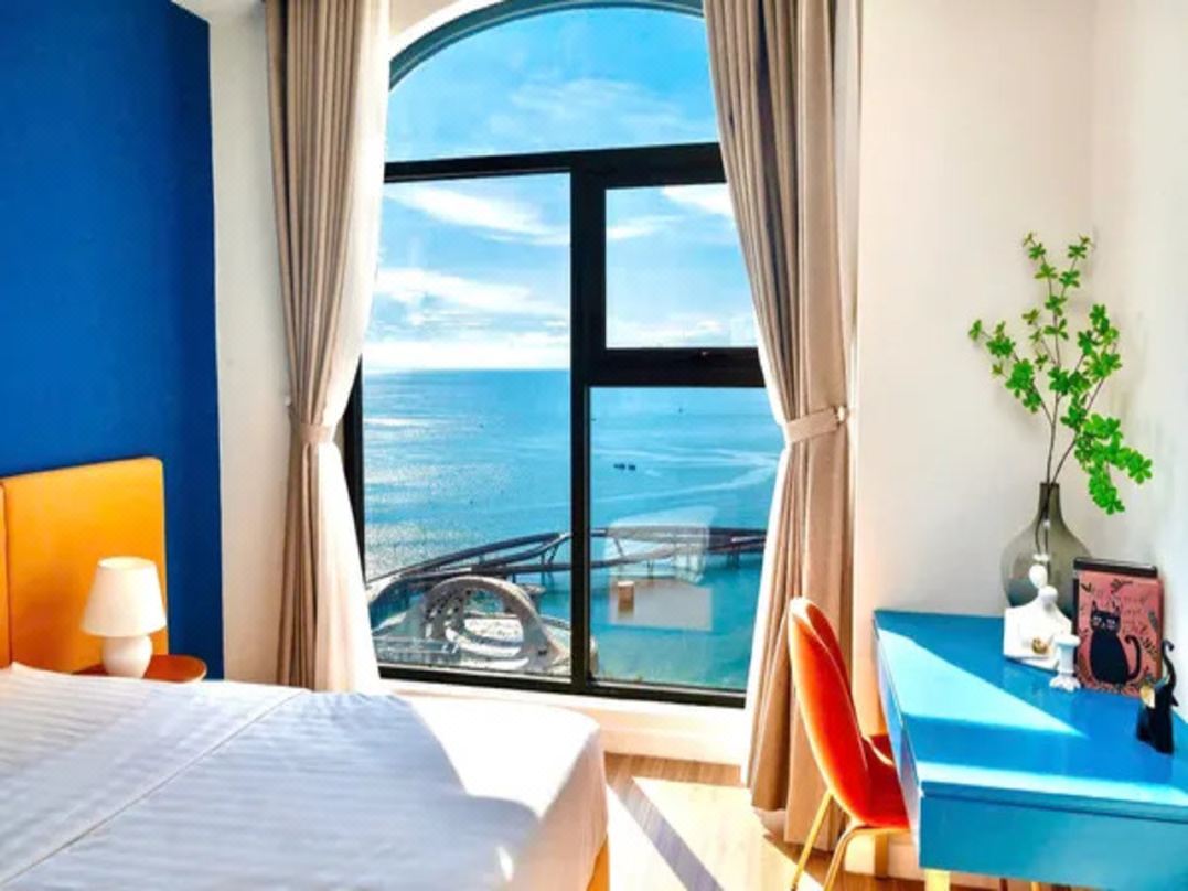 The Sunset Sky - Hillside Apartment