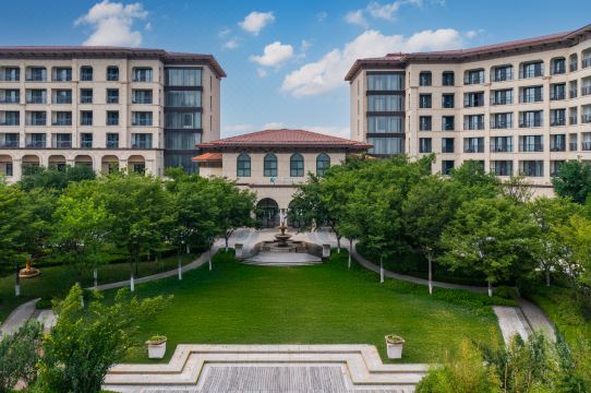 Lushang Spring Lake Resort