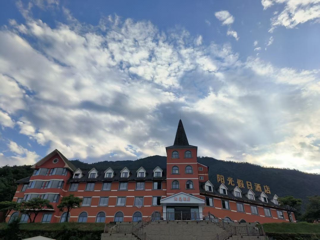 Xiling Xueshan Yangguang Holiday Hotel