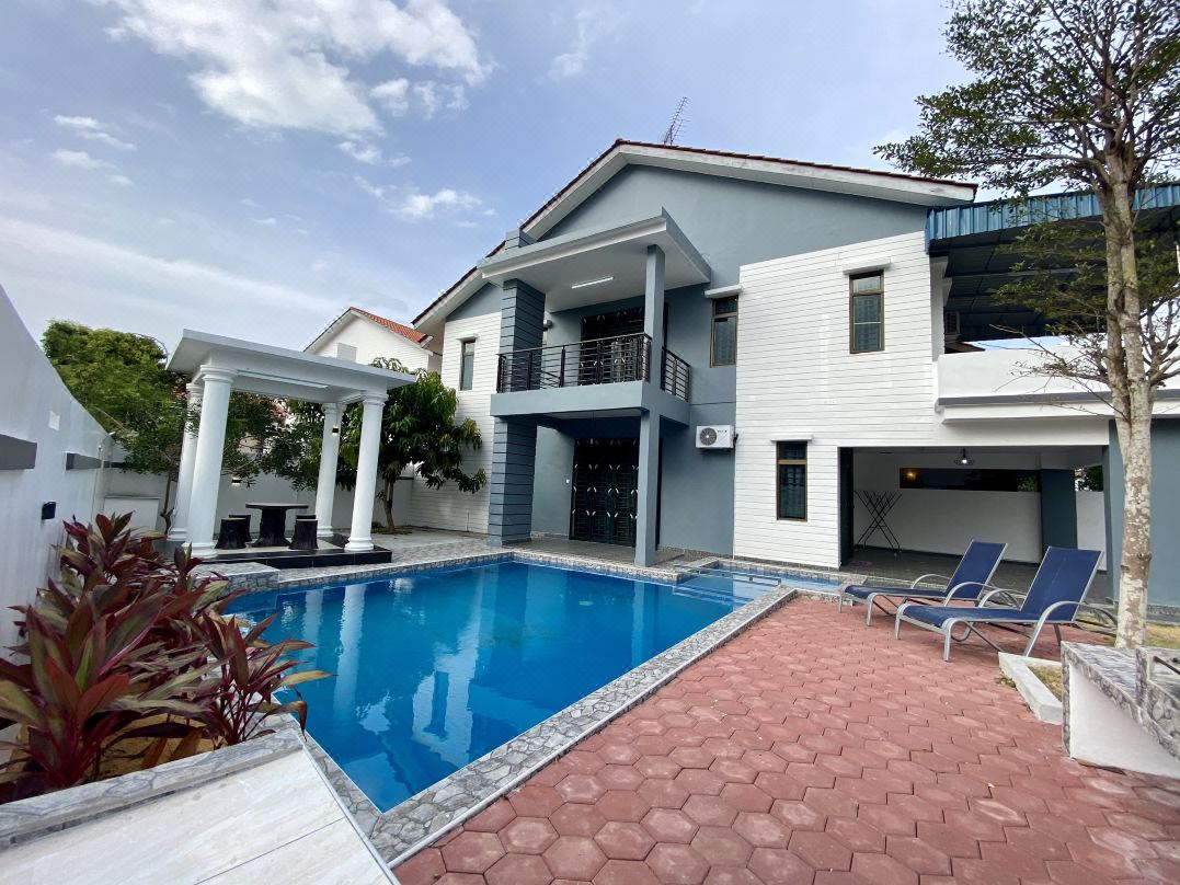 Stylish Blue Water Home w/ Pool