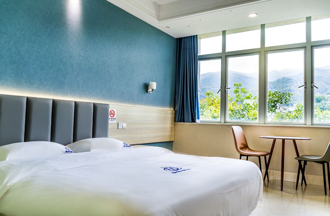 Qinghua Hotel (Lincang People's Hospital New Campus)