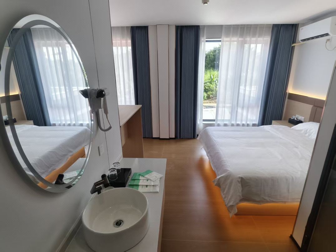 Chenglian Light Luxury Hotel (Guankou)