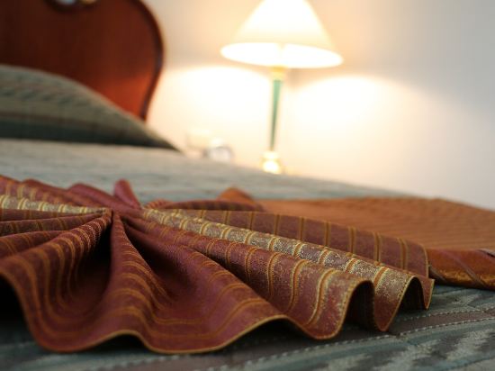 Evergreen Laurel Hotel Sathorn Bangkok - Tap to explore photos