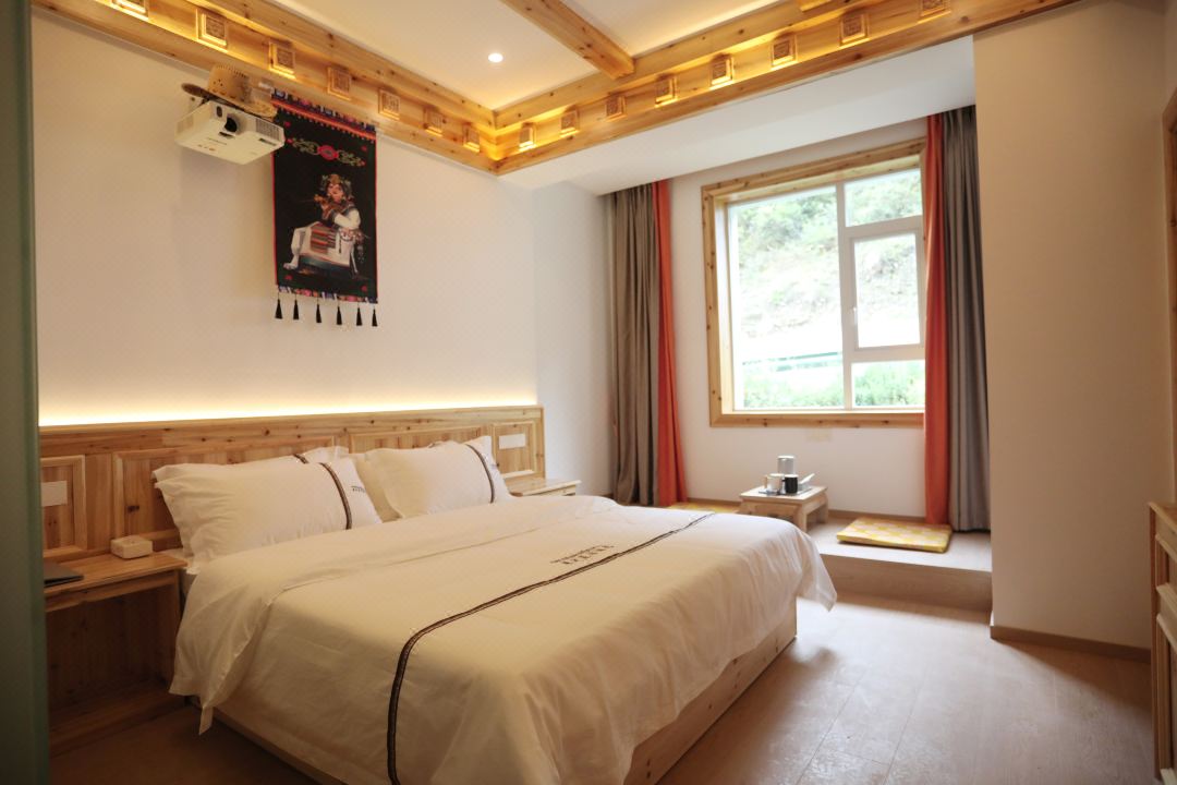 Kangding Laizong Hotel