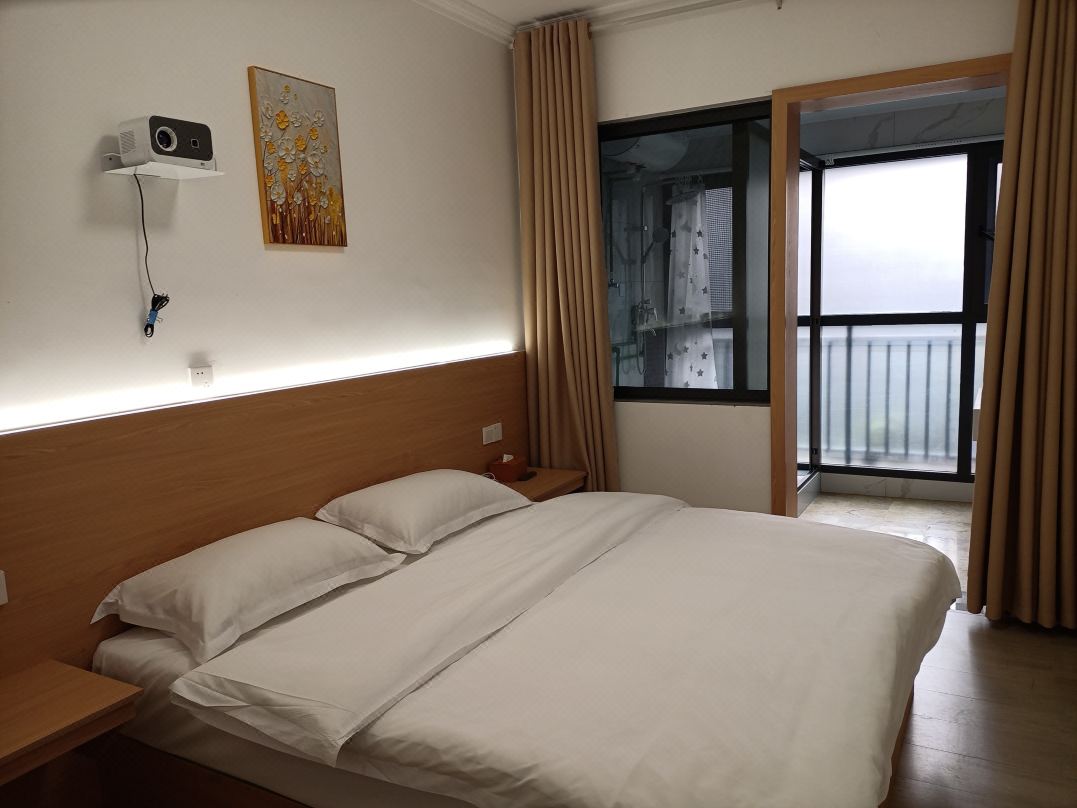 Longyang Zhuguang Homestay (Baoshan Station Maohua Yiwu International Trade City)