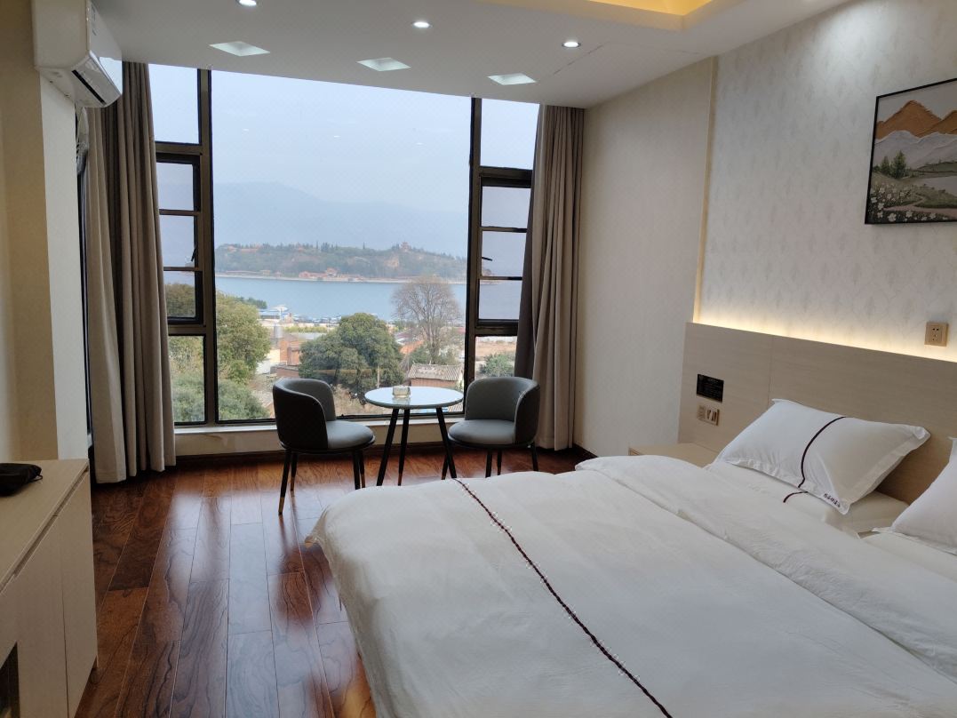 Qihai Hotel (Fuxian Lake Gushan Scenic Area Sunshine Coast)