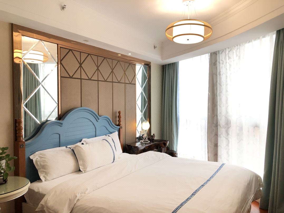 Fenghuang Impression Apartment (Shenzhen Huangbeiling Metro Station)
