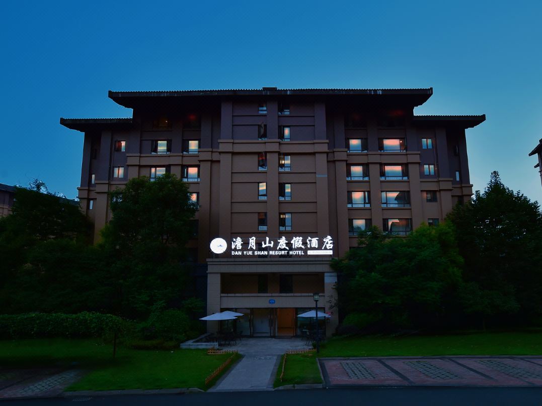 Emeishan Danyueshan Resort Hotel (Emeishan Railway Station Baoguo Temple)
