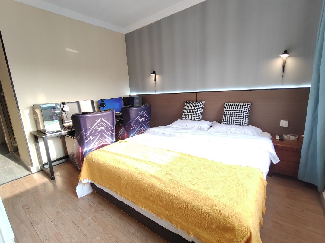 Baizhou E-Sports Hotel (pzLongxingsi Water Street)