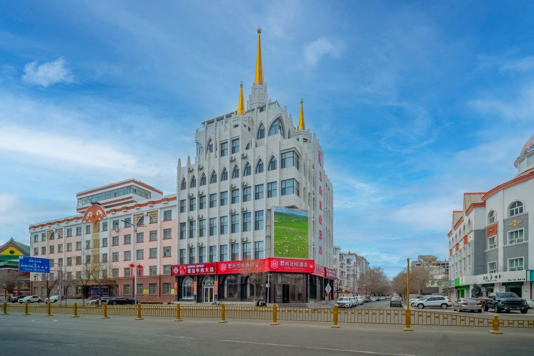 Junshang Youyue Hotel (Hulunbuir Genghis Khan Square)