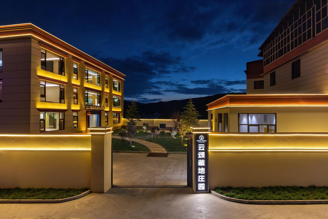 Ode to the Peaks & Clouds Hotel