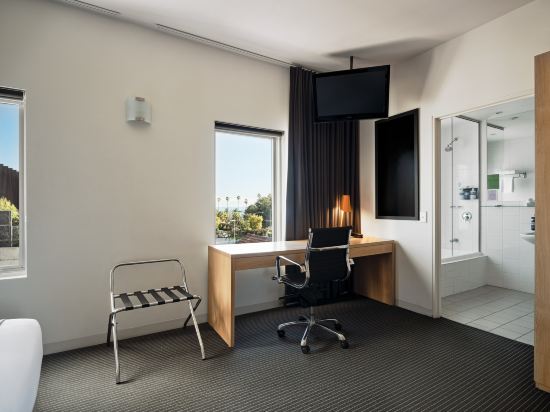 Novotel St Kilda - Tap to explore photos
