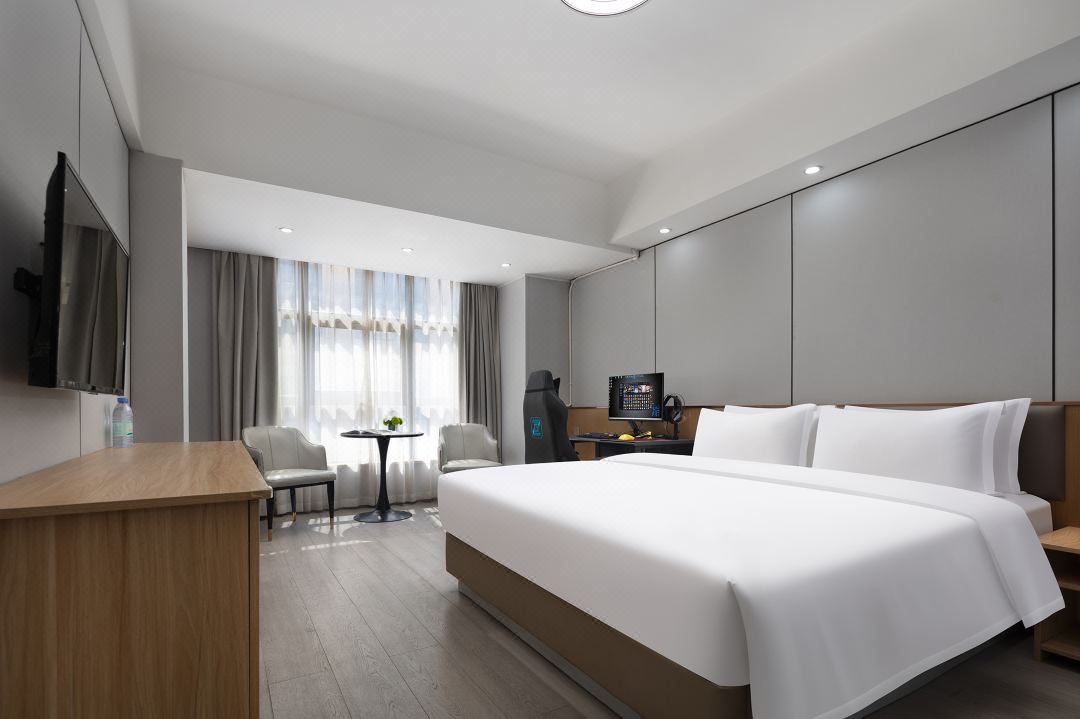 Linghu E-Sports Hotel (Moon Island Guanziling Subway Station)