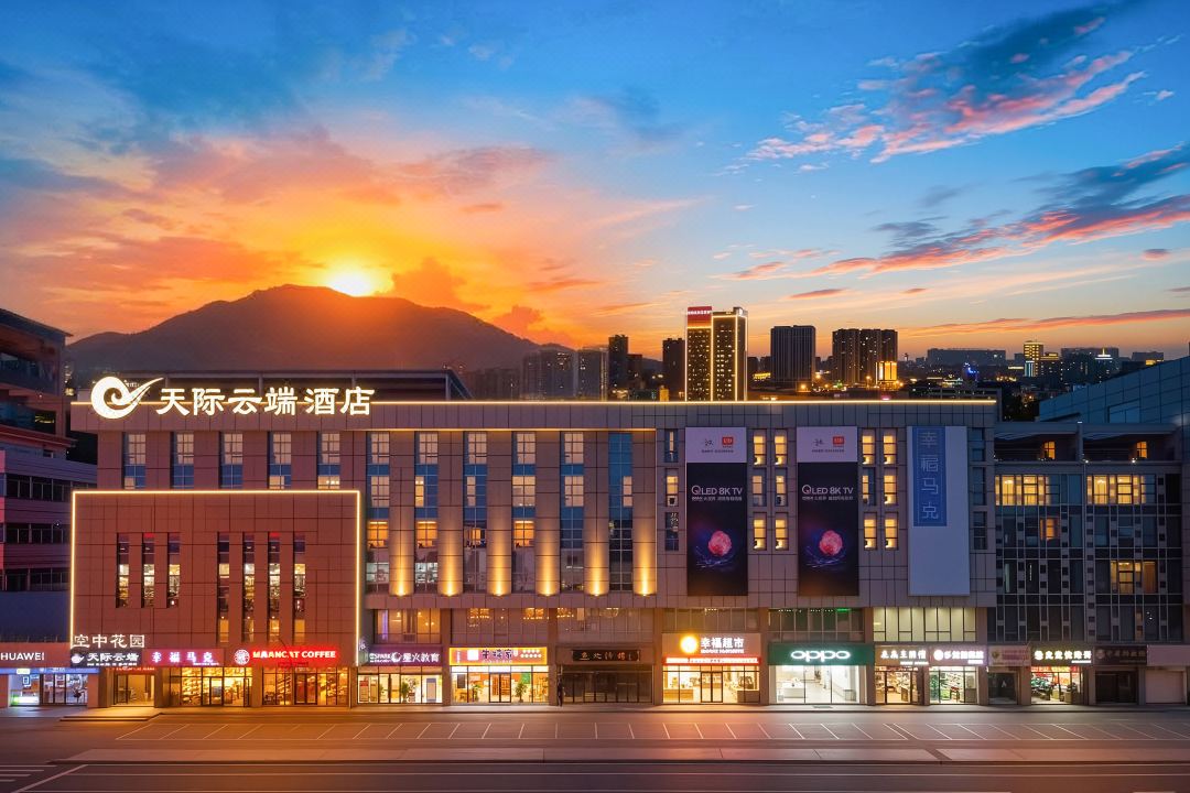 Skyline & Cloud Hotel