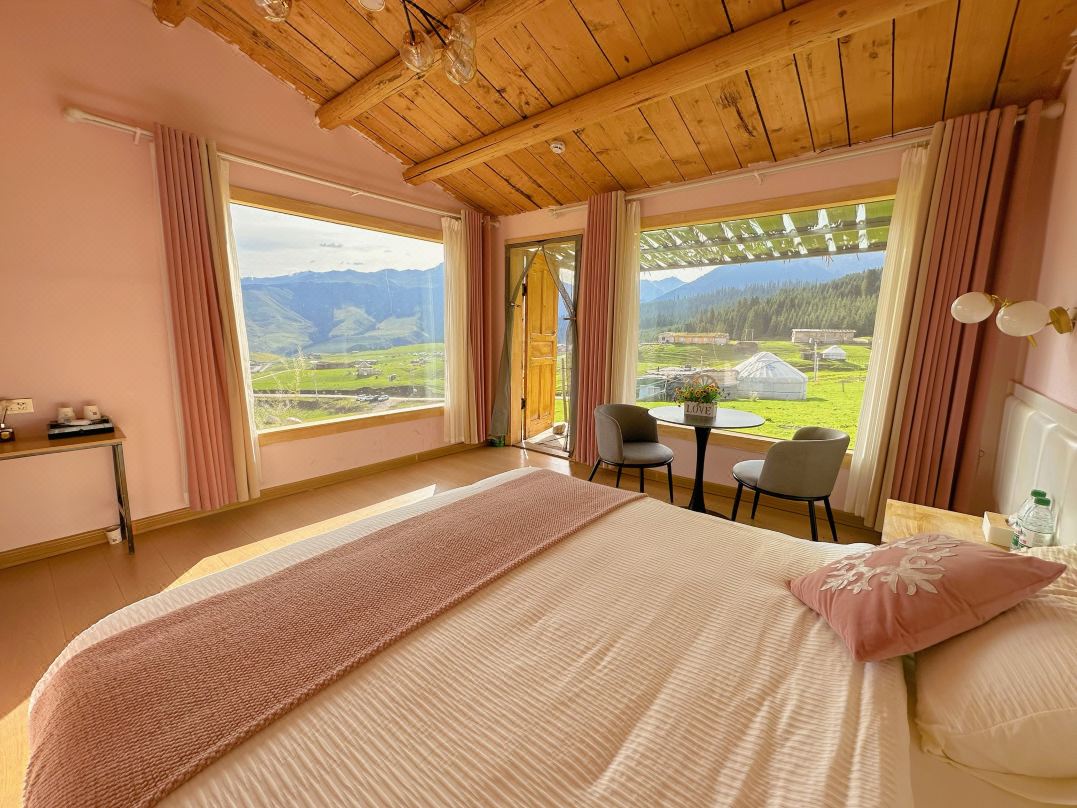 Joan Kushtai Muri Homestay