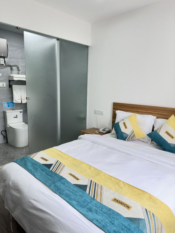 Shanghai Xinfeng E-Sports Hotel (Waigang Town Business College)