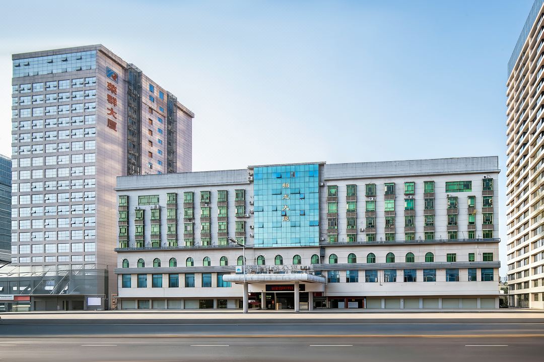 Ruishi Light Luxury Hotel (Shenzhen Qinghu Metro Station)