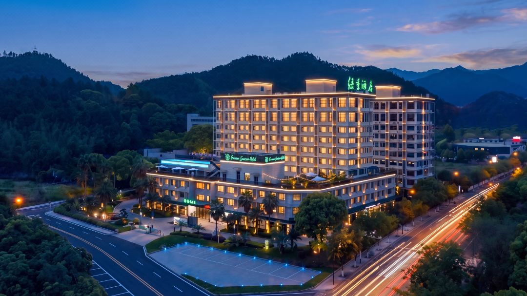 Green  season  hotel