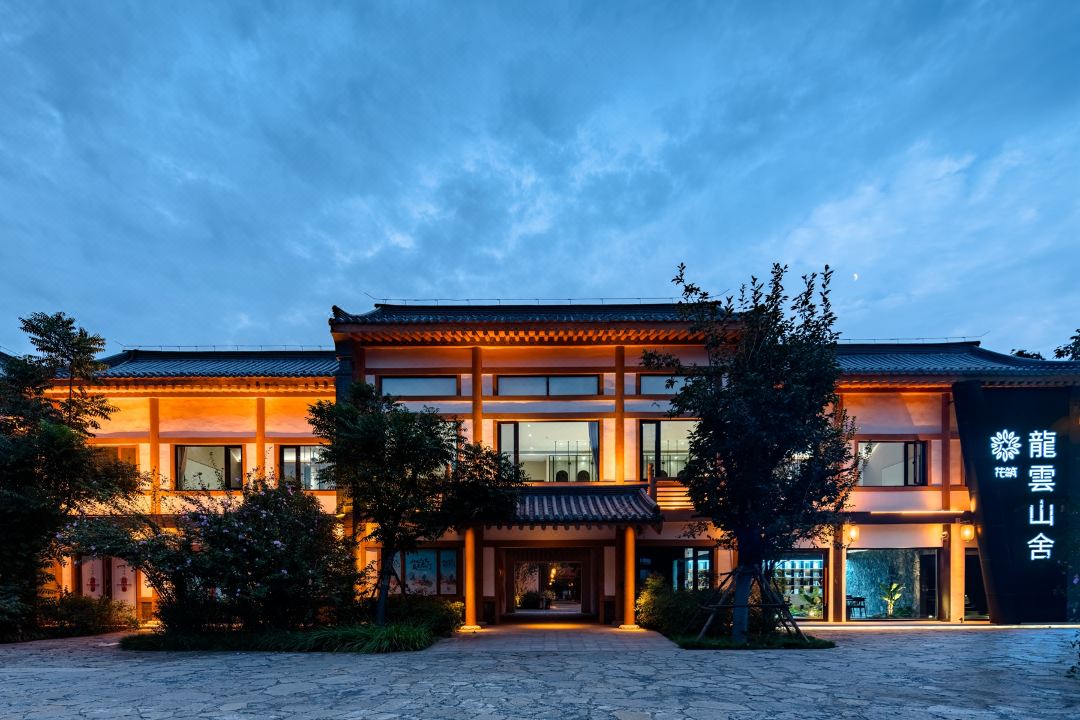 Floral Hotel·Longyun Mountain hotel (Luoyang Longmen Grottoes Ticket Gate Store)