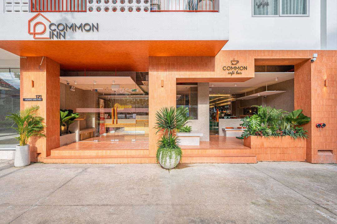 COMMON INN 土油一木