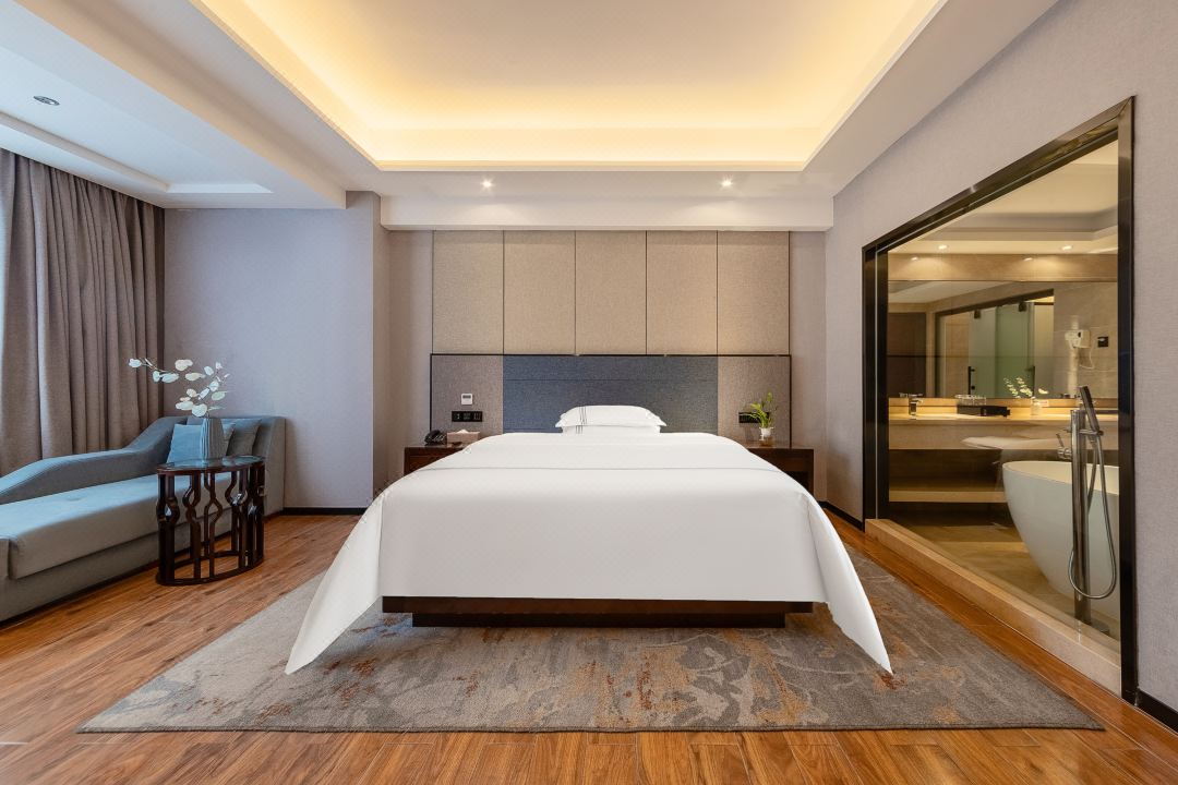 Huayan Hotel (Maoming Shuidong Huijing Plaza)