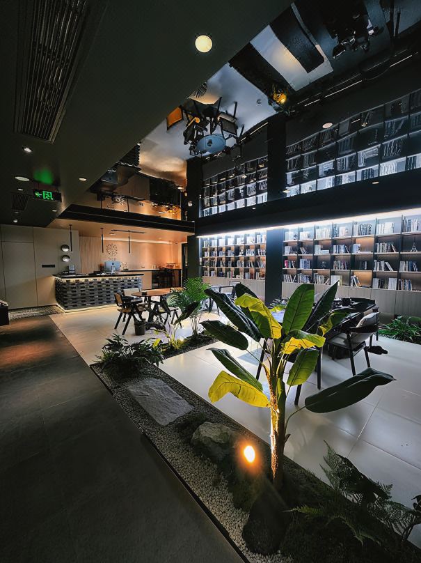 Floral Hotel·Longyun Mountain hotel (Luoyang Longmen Grottoes Ticket Gate Store)