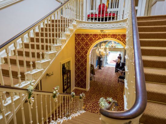 Castle Oaks House Hotel - Tap to explore photos