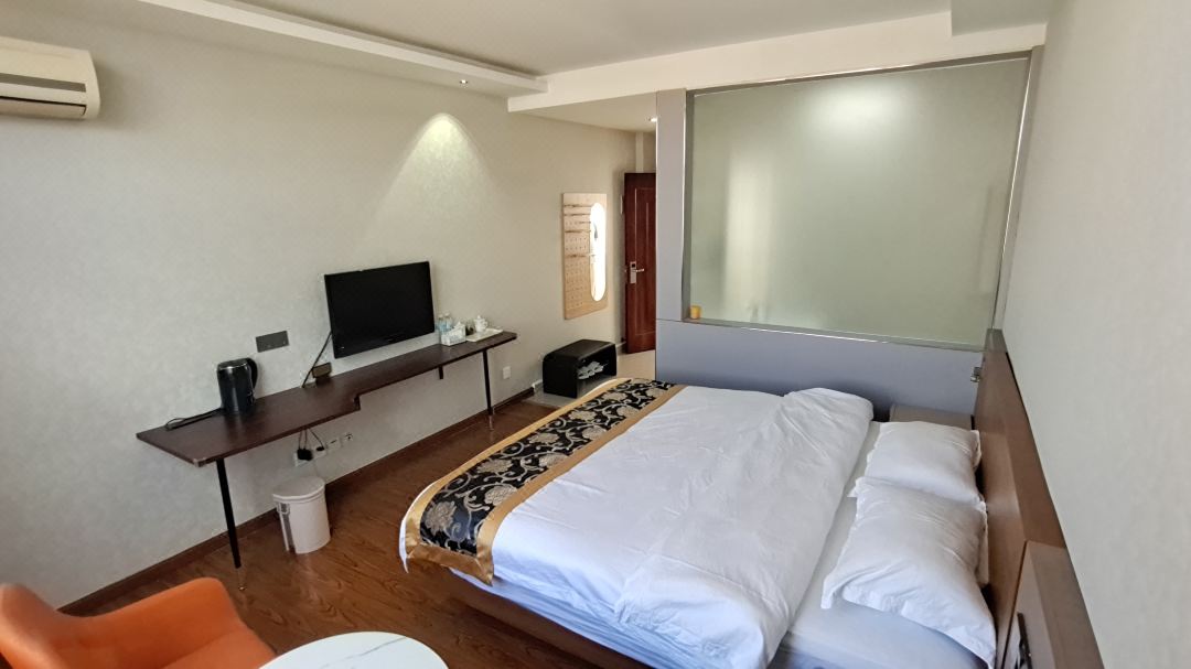Shidian Red Group Hotel