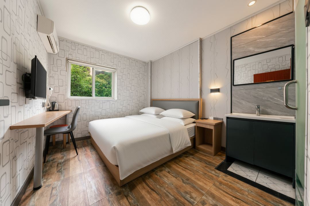 98 Hotel Chain (Hangzhou Canal Plaza Gongchenqiao East Subway Station)