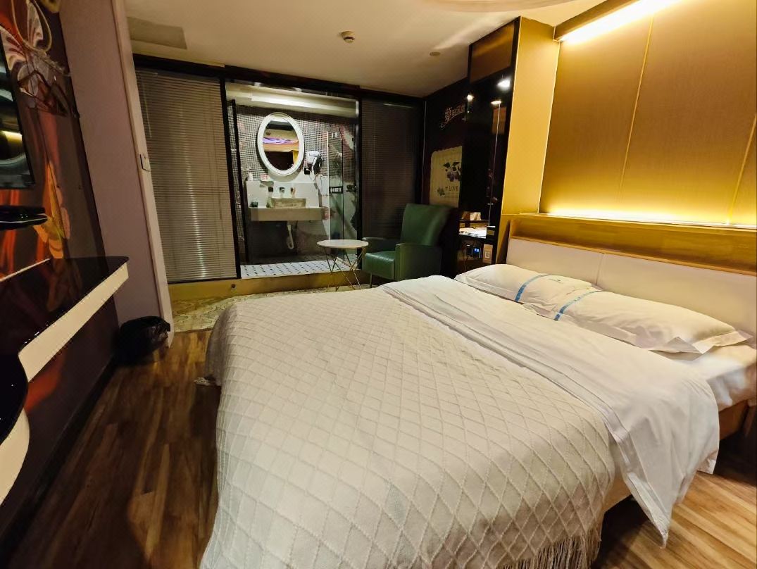 Longchen Holiday Hotel (Shanghai Loushanguan Road Metro Station)