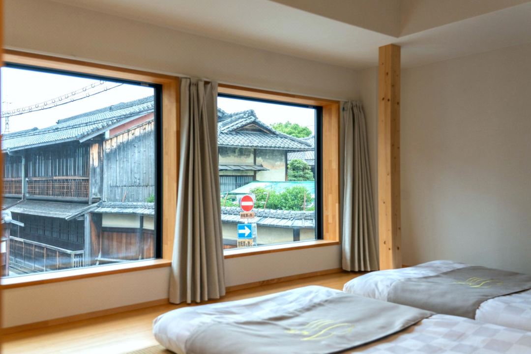 NEW!  5 minutes from JR Tambaguchi Station, Modern Japanese Style, Beautiful 2 Floor Townhouse