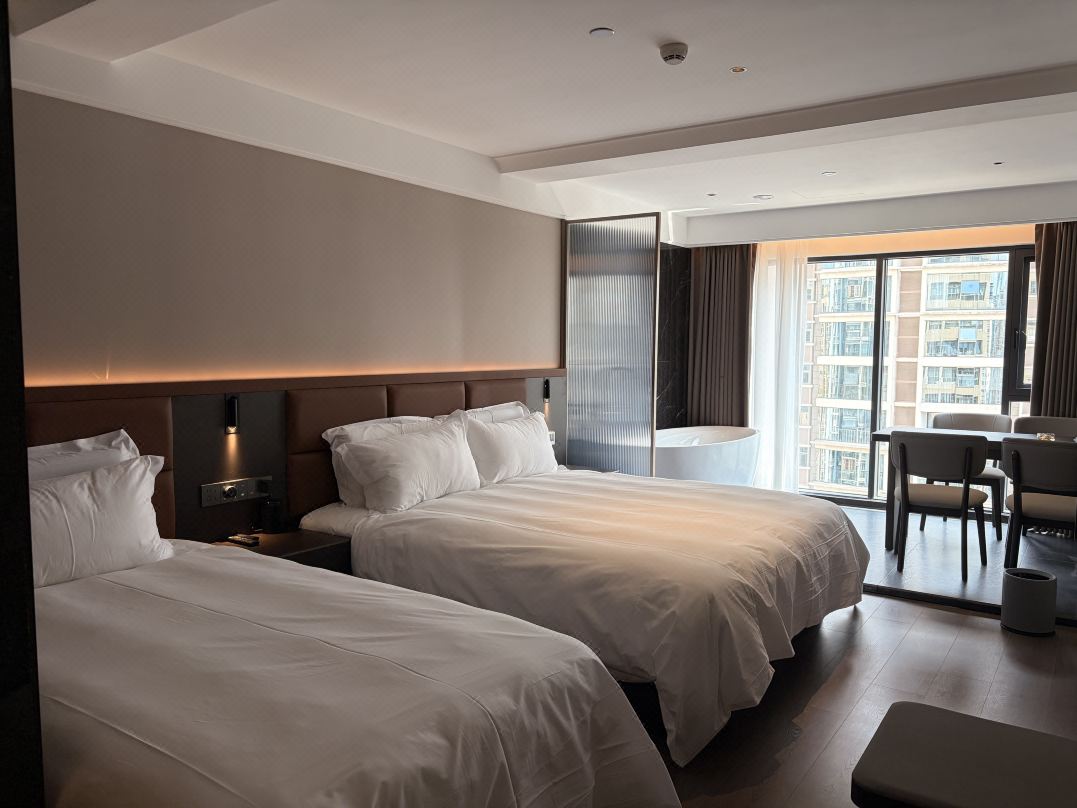 Jun Yue Light Luxury Homestay (Jiaxiu Tower Qingyun Market)