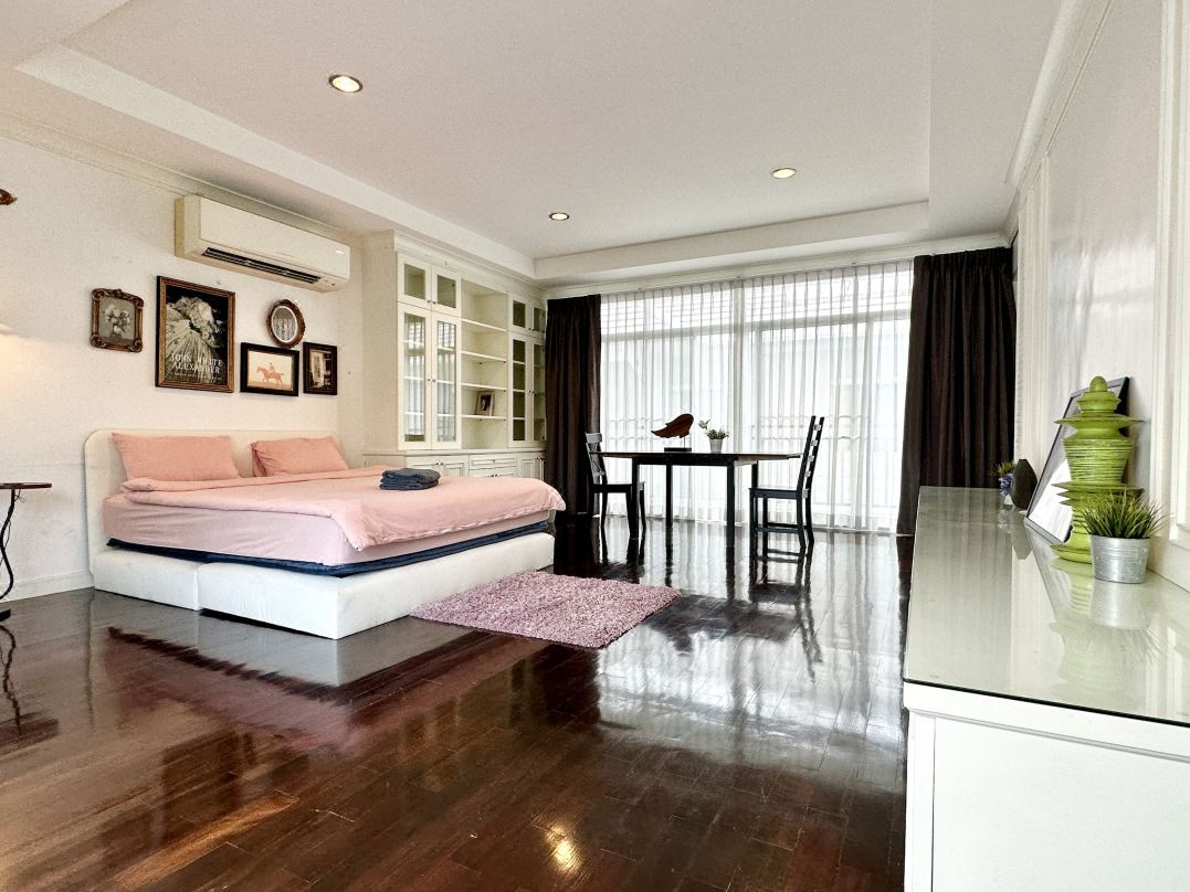 Five bedrooms pool villa
