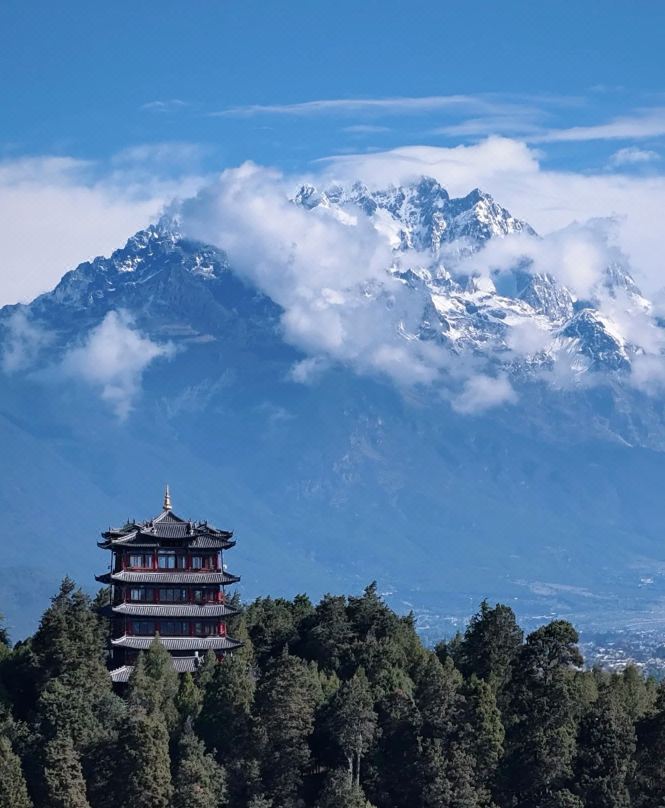 Bamboo Pavilion·Grace: A Panoramic Sky Garden Art Homestay with Ancient City and Snow Mountain Views