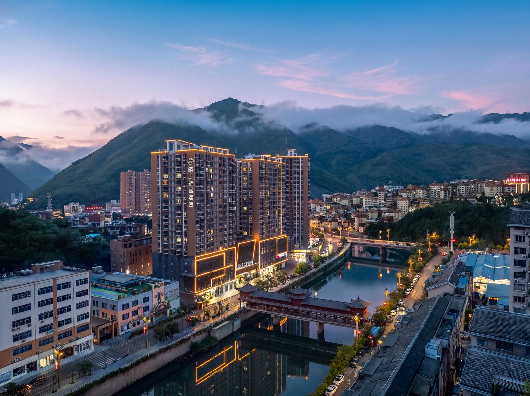 Moshang Yaju Hotel (Yiliang People's Square Branch)