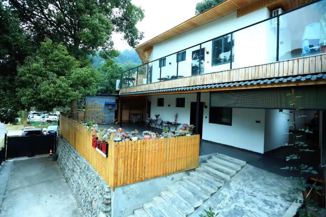 Lingyun Qiaoshan B&B (South Gate of Leshan Giant Buddha Scenic Area)