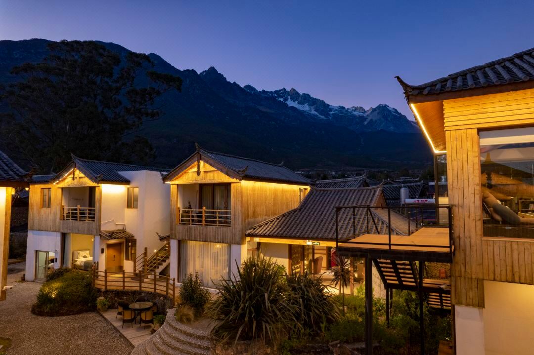 Aromatic Hotel with Snow Mountain View