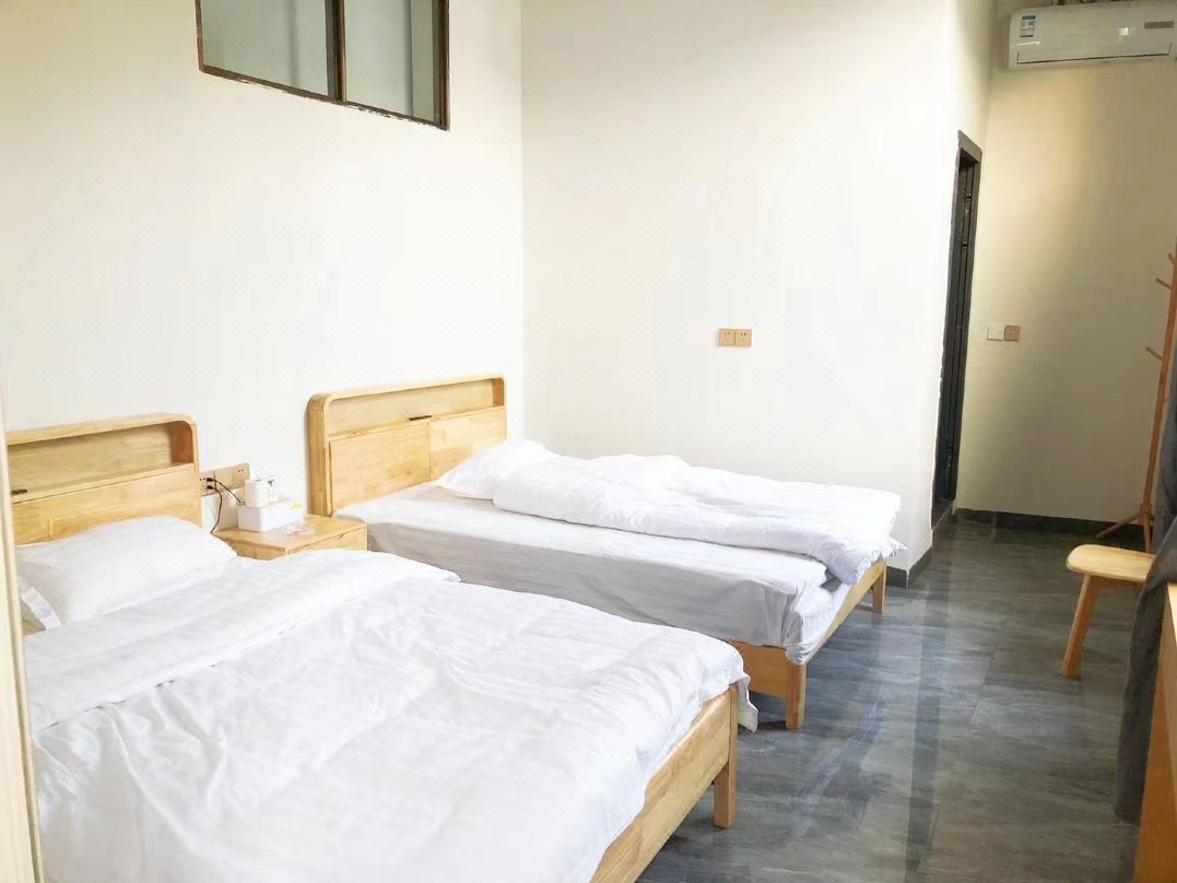 Lingfeng Hotel (Yanyuan Jinhe Town Wenquan Village)
