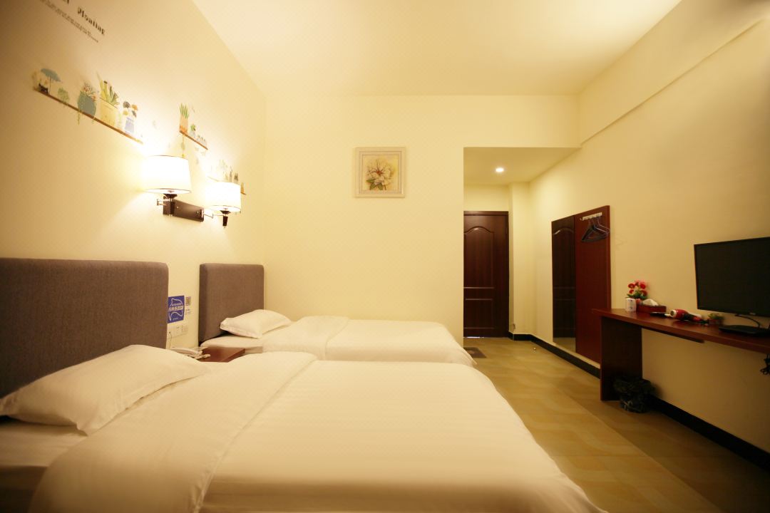 Lingchuan Baiyuan Flower Hotel
