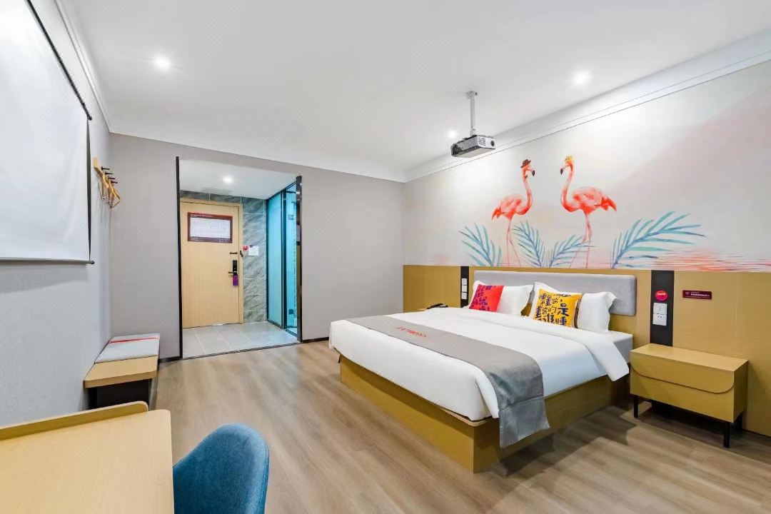 Joy Light Luxury Hotel (Zhengzhou Henan University of Technology Metro Station)