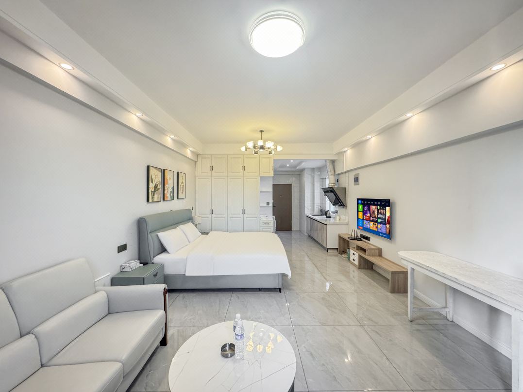 Jinyue Movie Homestay (Longmen High-Speed Railway Station Baolong Plaza)