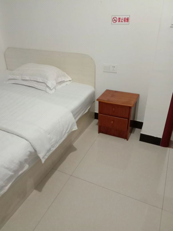 Ebian Xinrong Hotel