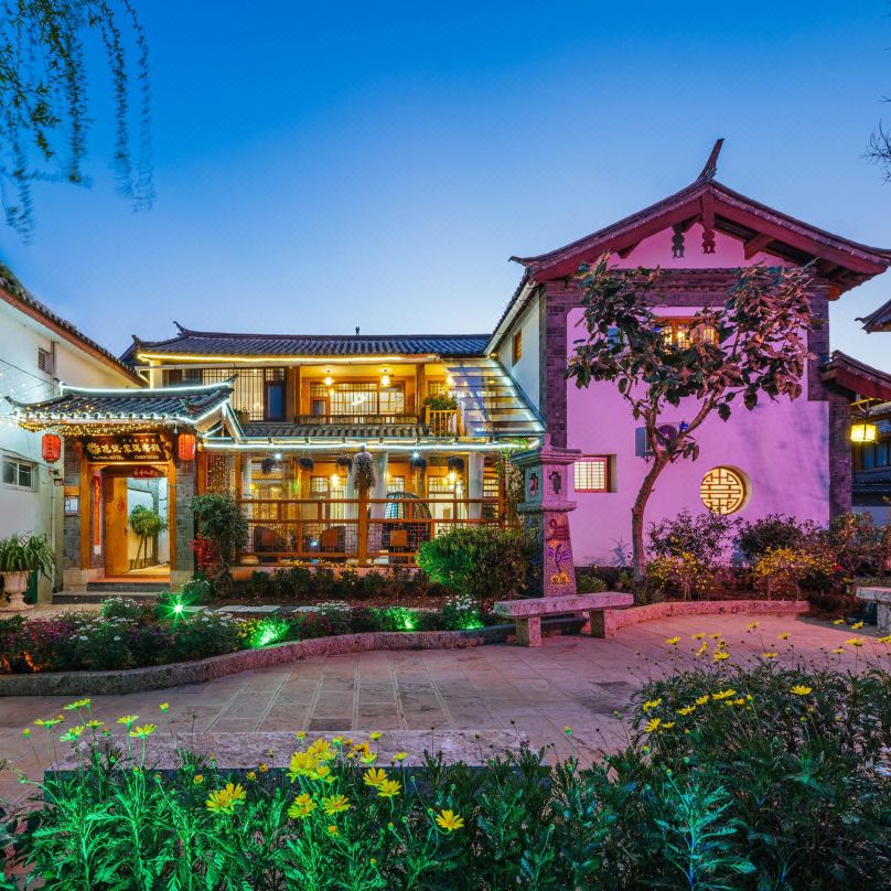 Midnight encounter with a Chinese courtyard (Lijiang Old Town Store)