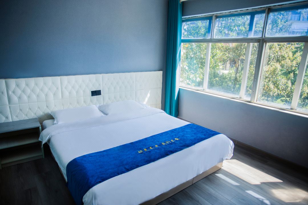 Guangde Zhongchao Theme Hotel