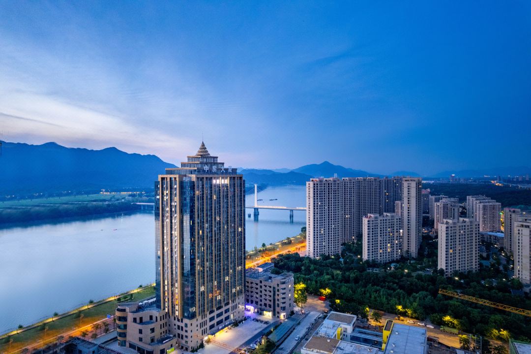 Tonglu Fuchun River Rosery Hotel