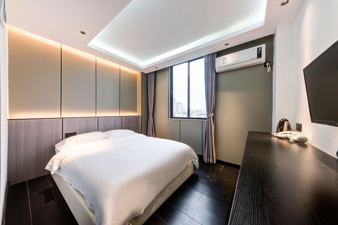Lizhou Hotel (Gongbei Port Light Rail Station)