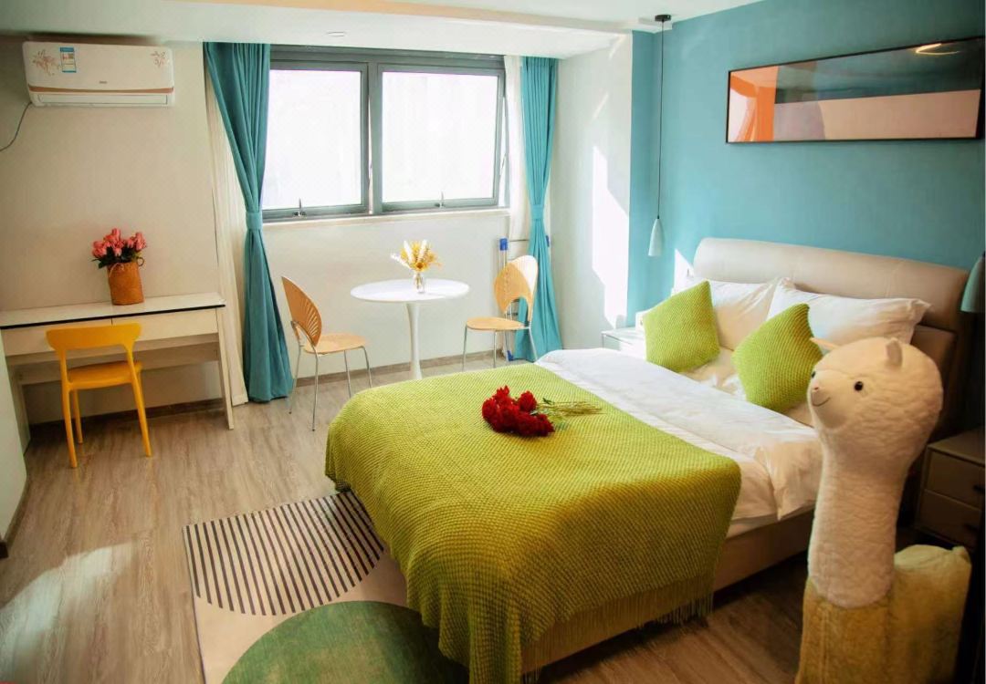 Warm Home Light Luxury Cinema Private Apartment (Baijiahu Branch)