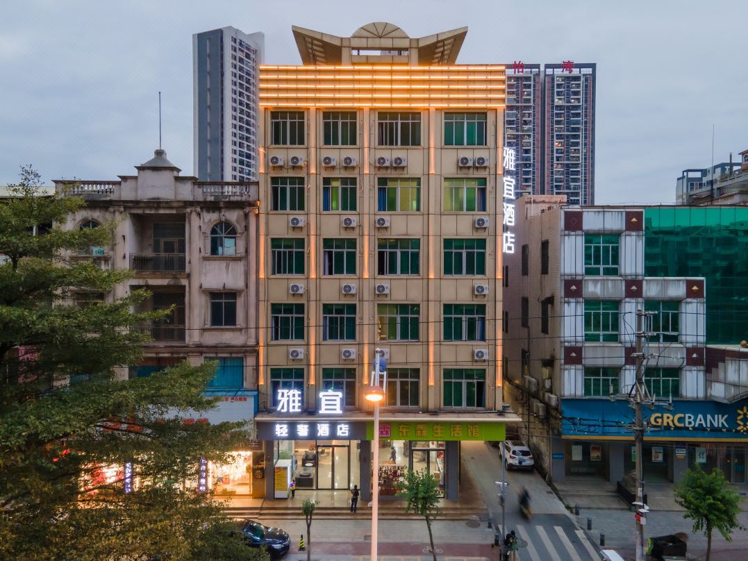 Yayi Luxury Hotel (Guangzhou Xintang Plaza Xintang South High Speed Rail Station Store)